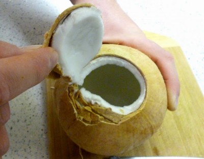 cum se sparge nuca de cocos